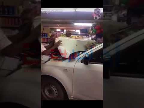لحظة اقتحام سيارة سوبر ماركت في السعودية
