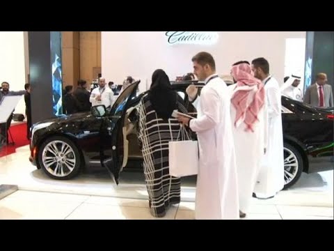 معرض للسيارات الفاخرة والسعوديات أهم زائريه