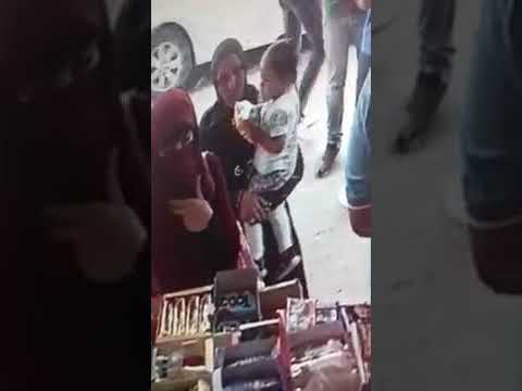 لحظة سرقة هاتف فتاة أثناء انشغالها بالشراء