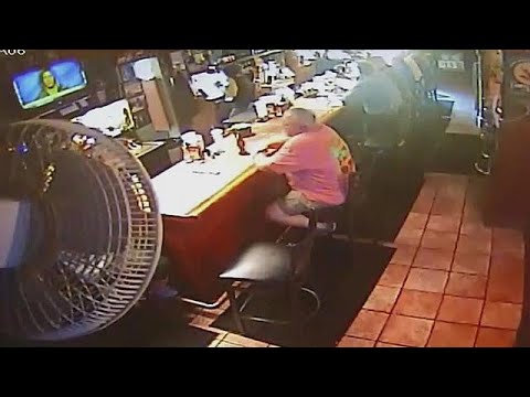 سيارة مجنونة تقتحم مطعما خلال الغذاء