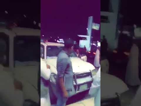 امرأة تقتحم محلًا للملابس بسيارتها في جدة