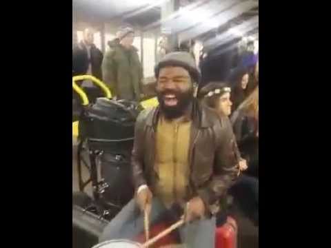 رجل يبهر ركاب مترو نيويورك بموهبته الغنائية