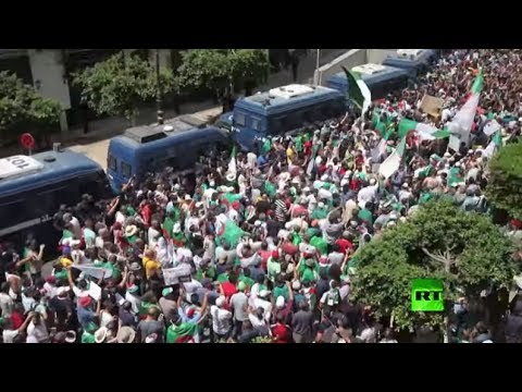 المئات يتظاهرون في الجزائر ضد الدولة العسكرية