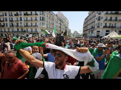 شاهد مسيرة احتجاجية في الجزائر للمطالبة بتنحي الفريق أحمد قايد صالح