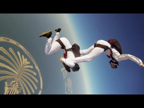 بالفيديو مغامرون يؤدون رقصة بالية في سماء الإمارات