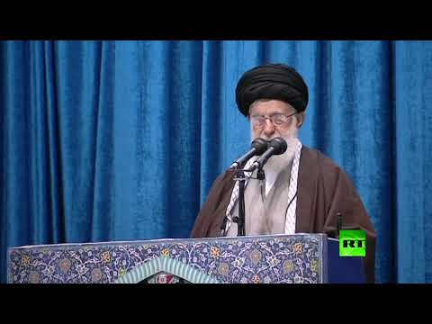 شاهد خامنئي يصعد المنبر ويؤم المصلين لأول مرة منذ 8 سنوات