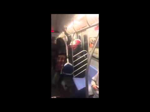 رجل يفاجئ فتاة ويصفعها على وجهها