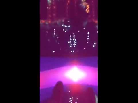 خليجي يتناول إفطاره أعلى سطح برج المملكة