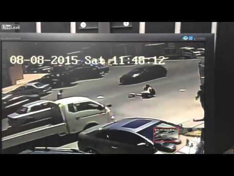 بالفيديو سيارة تصطدم بفتاتين في الأردن