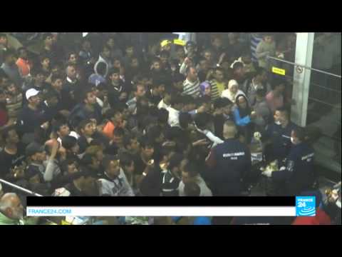 شاهد صور صادمة للشرطة المجرية أثناء رمي الخبز