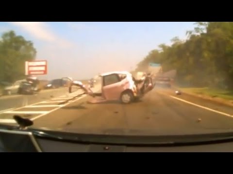 حادث مروع لم يتبقَ منه سوى باب وإطار سيارة ملاكي