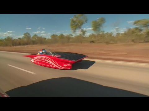 شاهد إقامة أكبر سباق لسيارات الطاقة الشمسية