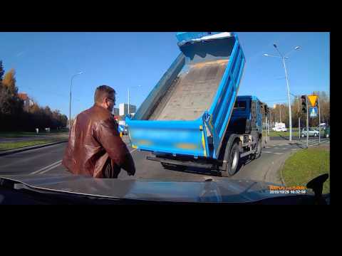 شاهد سائق ينسى قلاب شاحنته مرفوعًا