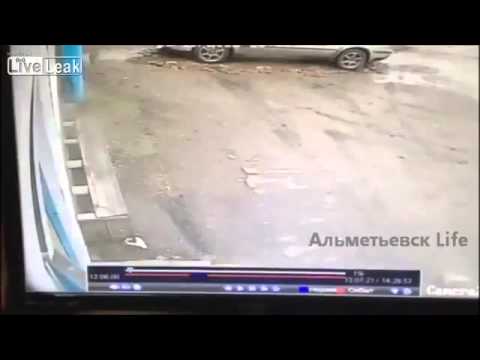 شاهد لحظة اصطدام لسيارة بجدار أحد المنازل