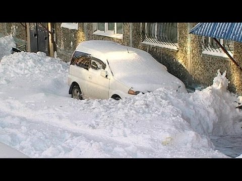الثلوج تغطى السيارات والشوارع في روسيا