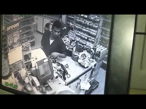 بالفيديو لحظة سرقة أحد المحلات في السعودية